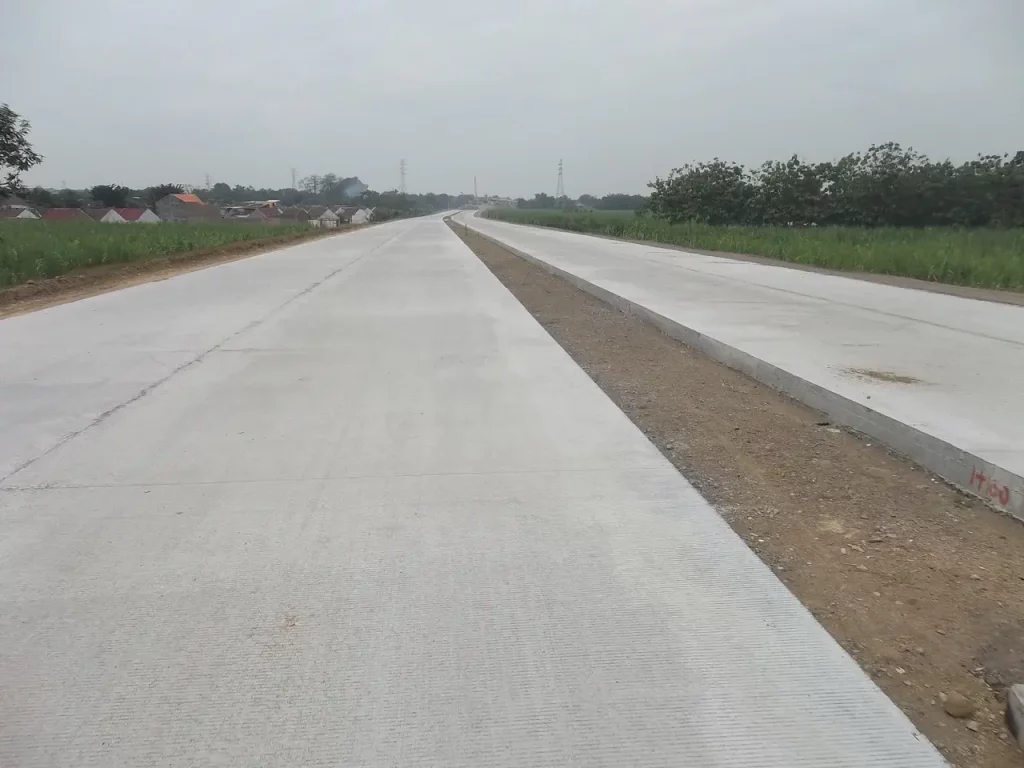 Pastikan proses pemadatan beton dan penyatuan permukaan beton berjalan dengan baik. Penyatuan yang baik akan menghasilkan permukaan yang halus dan tahan lama.