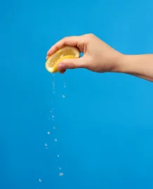 Air perasan lemon untuk membersihkan kerak kloset