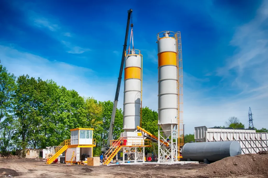 Silo tempat mencampur beton