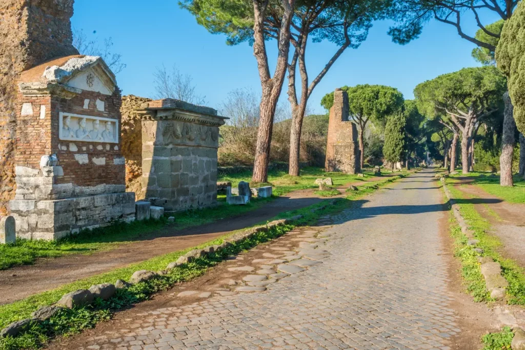 Appian Way adalah jalan pertama di Roma yang dipaving dengan batu-batu besar