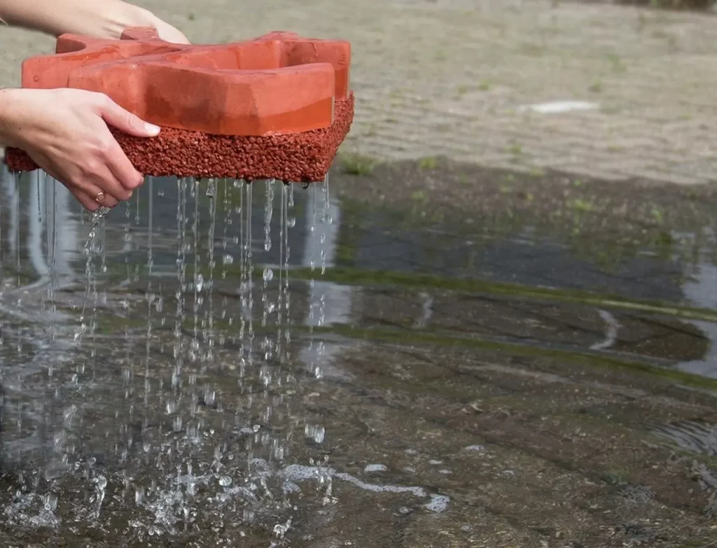 Beton penyerap air dapat menyerap air hujan hingga 30% dari volumenya. Hal ini dapat membantu mengurangi banjir, karena air hujan tidak langsung mengalir ke selokan atau sungai. Selain itu, beton penyerap air juga dapat membantu menyimpan air untuk digunakan di musim kemarau.