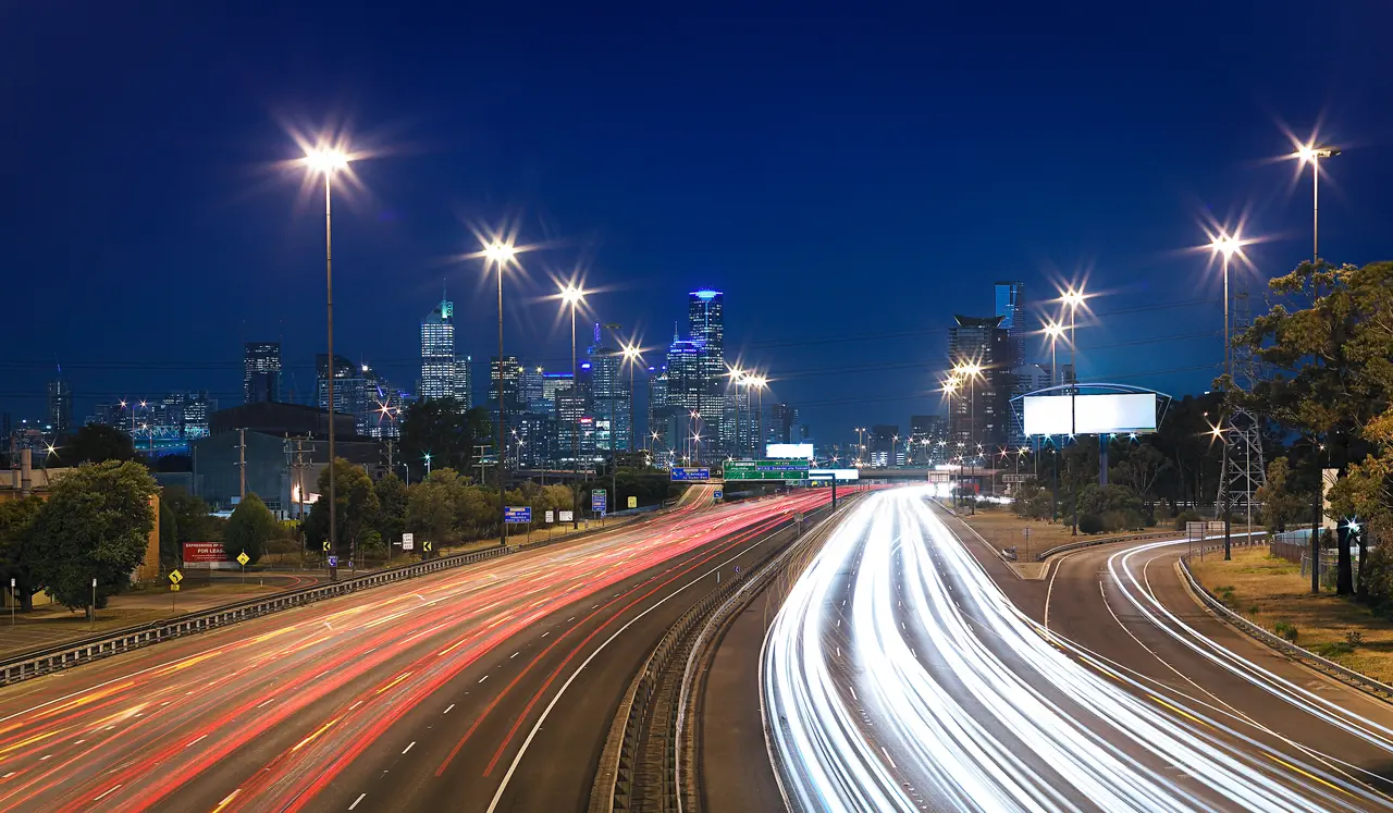 Jalan tol tercepat di dunia adalah Jalan Tol Autobahn A3 di Jerman, yang memiliki batas kecepatan 250 km/jam. Gambar ini bukan Autobahn A3 :)